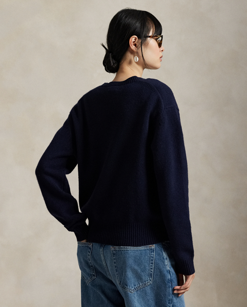Soft Italian wool and cashmere come together in this crewneck jumper, which showcases an intarsia-knit and embroidered rendering of the Polo Bear donning a signature Ralph Lauren Lauren look.