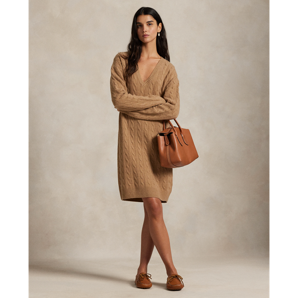 Designed for a slightly relaxed fit, this V-neck jumper dress is cable-knit with Italian wool and cashmere yarns to achieve its classic textural motif.