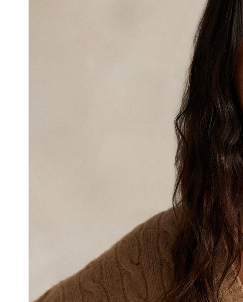 Designed for a slightly relaxed fit, this V-neck jumper dress is cable-knit with Italian wool and cashmere yarns to achieve its classic textural motif.