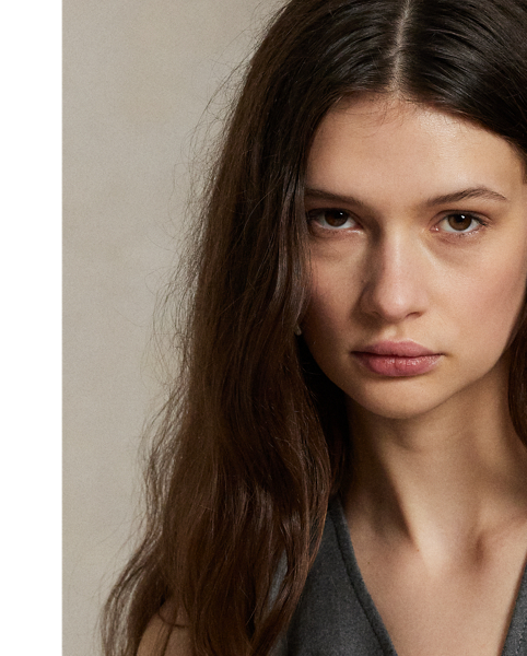 Crafted with an Italian stretch-wool fabric front panel, this menswear-inspired waistcoat is constructed with a buttoned placket, a notched hem and an adjustable buckled detail at the back waist.