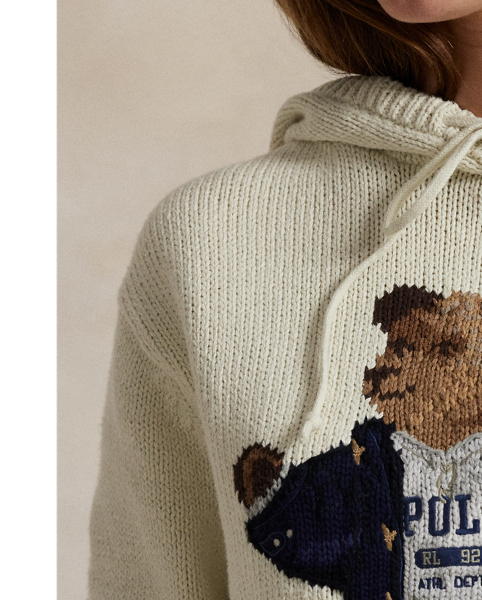 This cotton-linen knit hoodie features a vintage-inspired version of the Polo Bear and a nod to the year 1992, when the first Polo Sport line was introduced.