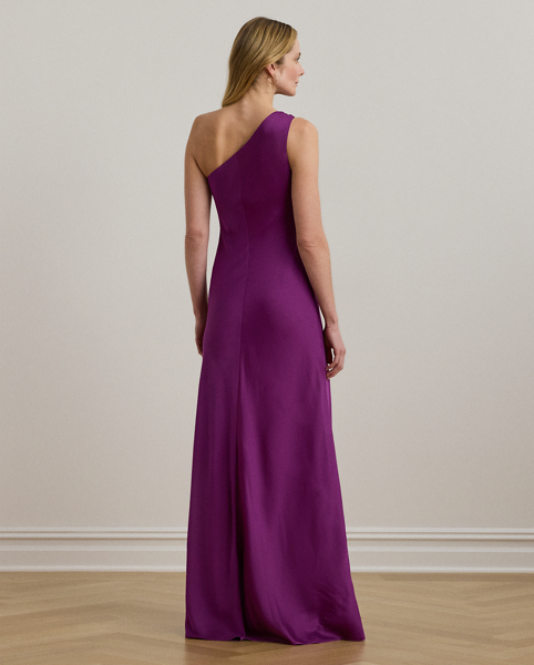 A one-shoulder silhouette and a cutout detail define the modern elegance of this floor-length gown, which is realised in lustrous, featherweight charmeuse for a graceful drape and airy feel.