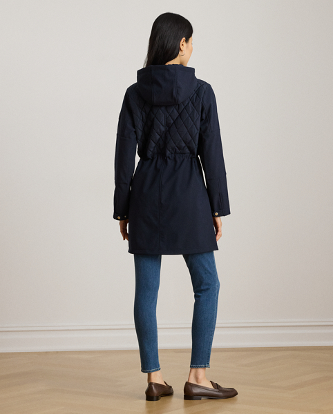 A mockneck and diamond quilting at the upper bodice lend to the modern appeal of this hooded jacket, which is lightly filled to keep you warm. An elasticised drawcord waist ensures the perfect cosy fit, while a logo patch on the sleeve adds signature style.