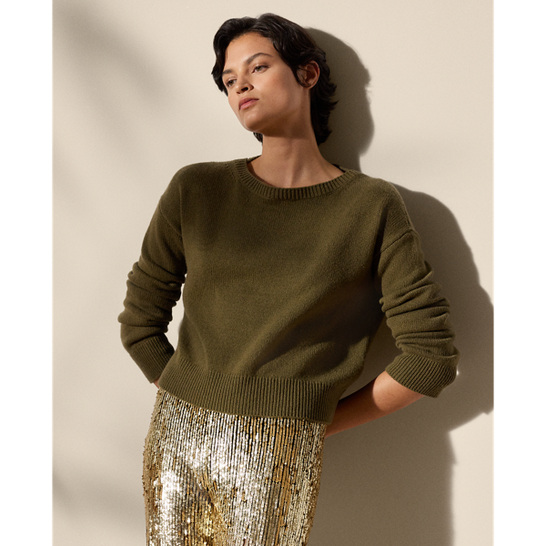 Crafted in Italy with woollen-spun cashmere for a plush hand feel, this season's iteration of the boatneck jumper is updated with dropped shoulders and an oversize fit.