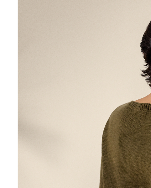 Crafted in Italy with woollen-spun cashmere for a plush hand feel, this season's iteration of the boatneck jumper is updated with dropped shoulders and an oversize fit.