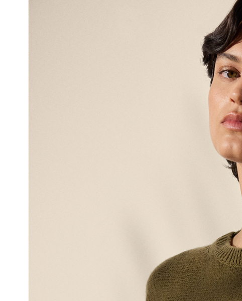 Crafted in Italy with woollen-spun cashmere for a plush hand feel, this season's iteration of the boatneck jumper is updated with dropped shoulders and an oversize fit.