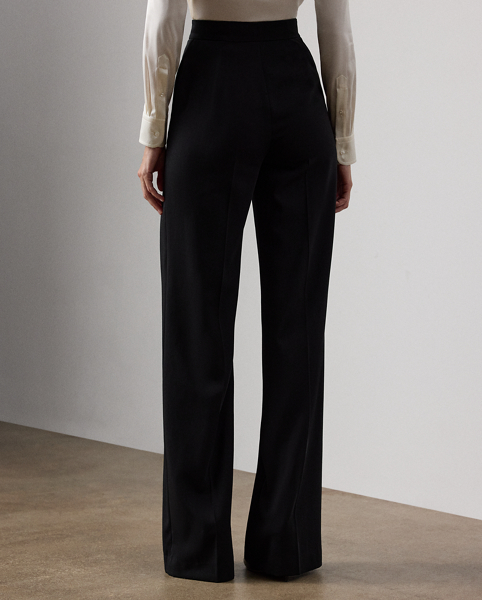 Traditionally tailored with leg creases and waist darts, the new-season Dean trouser is fitted through the waist and hip with a slightly wider leg. This iteration is woven with Italian wool gabardine in a compact weave specially selected for its structured form and stunning drape.