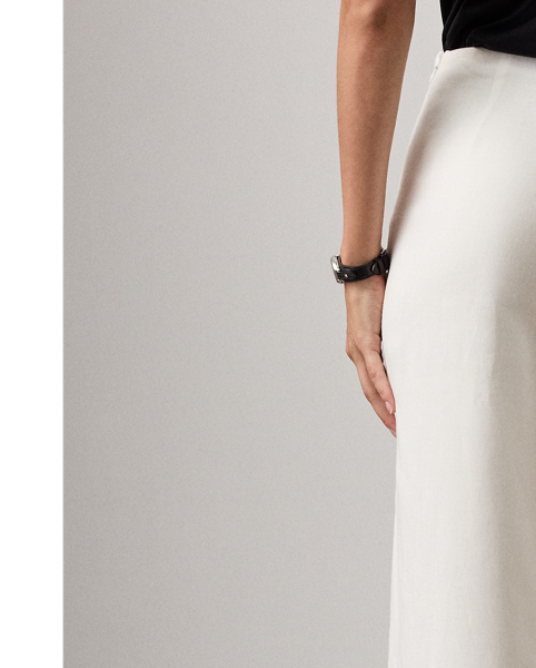 The ultimate expression of timelessness and fine craftsmanship, this iteration of the versatile Daria trouser is cut for a high rise and an elegant palazzo silhouette. It’s crafted with Italian linen in a classic construction for season-spanning wear.