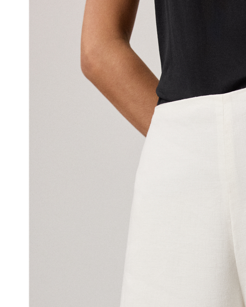 The ultimate expression of timelessness and fine craftsmanship, this iteration of the versatile Daria trouser is cut for a high rise and an elegant palazzo silhouette. It’s crafted with Italian linen in a classic construction for season-spanning wear.