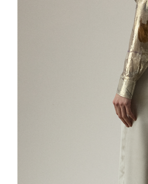 Traditionally tailored with leg creases and waist darts, the Dean trouser is fitted through the waist and hip with a slightly wider leg. This version is crafted with full-bodied stretch satin for a fluid drape and perfect sheen.