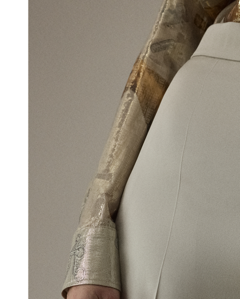 Traditionally tailored with leg creases and waist darts, the Dean trouser is fitted through the waist and hip with a slightly wider leg. This version is crafted with full-bodied stretch satin for a fluid drape and perfect sheen.