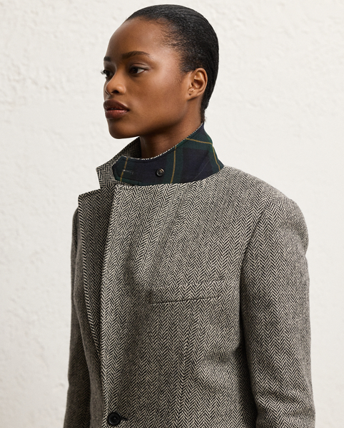 Designed with genuine horn buttons and an Italian wool-blend herringbone tweed, this American-made jacket draws inspiration from one of Mr Lauren's own blazers. Detailed with lamb-suede patches at the elbows, our Preston jacket features a back vent, a throatlatch and a wool twill undercollar.
