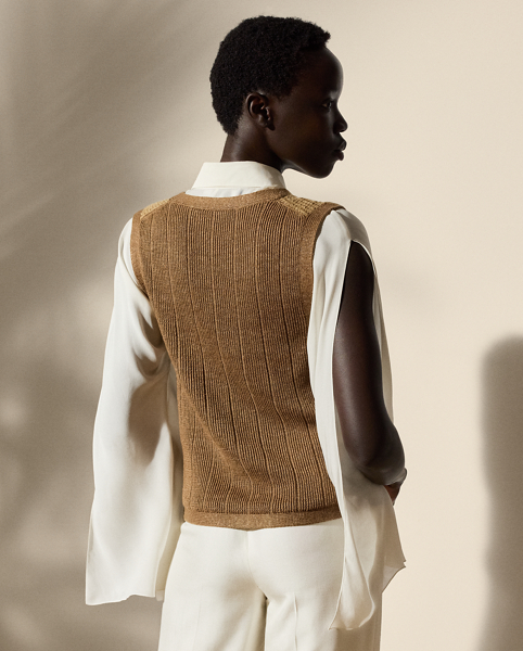 Crafted in Italy, this figure-skimming style updates the traditional waistcoat with genuine horn buttons, patch pockets and a rustic linen-and-silk construction, which is knitted at the front in a birdseye jacquard configuration to recreate a classic tweed visual.