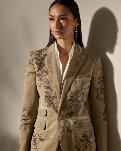 Equestrian-style hacking pockets and genuine mother-of-pearl buttons adorn this season’s iteration of the Parker jacket, which is crafted from 100% Italian cotton twill woven with a left hand and specially washed with cold pigment for added softness and a timeworn look. Using a special dyeing process to achieve irregular colouring, this jacket is embroidered by four technicians with a traditional Aari technique, carefully placing each bead and metallic thread to recreate a floral motif that follows this style’s dyed effect.