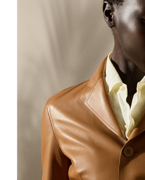 Cut from supple lambskin featuring a soft nappa finish in the interior, the Hollis puts a modern spin on the hacking jacket with crisp waist darts and a streamlined three-button closure. Genuine horn buttons are updated with metal trim and a lasered stacked "RL" logo in the centre.