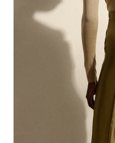 Traditionally tailored with leg creases and waist darts, the Dean trouser is fitted through the waist and hip with a slightly wider leg. This version is crafted from a luxurious satin fabrication, which has been specially developed with metallicised yarns woven on a fine silk-blend warp to achieve a fluid metal effect.