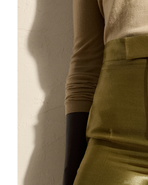 Traditionally tailored with leg creases and waist darts, the Dean trouser is fitted through the waist and hip with a slightly wider leg. This version is crafted from a luxurious satin fabrication, which has been specially developed with metallicised yarns woven on a fine silk-blend warp to achieve a fluid metal effect.