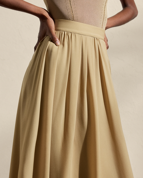 Crafted from our Italian double silk georgette, which is valued for its soft, delicate drape, the Kynlee skirt enhances the traditional A-line silhouette with asymmetrical pleats for sweeping movement and added dimension.