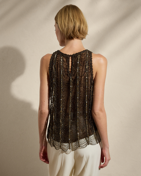 With the dedicated work of three highly trained technicians, the Niccola’s dual-layer design is meticulously embellished and assembled to achieve a precious look. Silk organza is selected for the interior layer, which displays the season’s water-tint print for a unique hand-dyed effect. For the exterior, strands of beadwork are interwoven to create a rustic, fringed net, which falls freely from the base thanks to baguette-cut stones holding it in place.