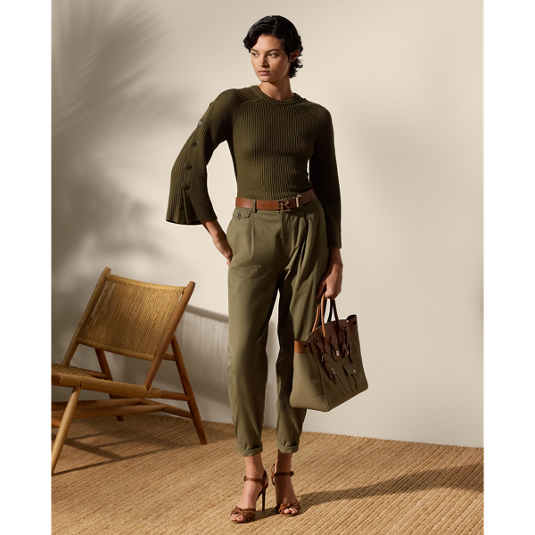 Traditionally tailored with crisp pleats and waist darts, the mid-rise Gordon trouser is carefully woven with 100% cotton trench – a compact yet supple fabrication that strikes the perfect balance between structure and a soft, lightweight hand feel. A classic rendition of the chino trouser, this style is designed with menswear-inspired pocketing and a straight-leg fit.