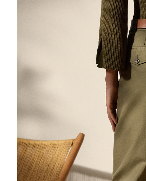 Traditionally tailored with crisp pleats and waist darts, the mid-rise Gordon trouser is carefully woven with 100% cotton trench – a compact yet supple fabrication that strikes the perfect balance between structure and a soft, lightweight hand feel. A classic rendition of the chino trouser, this style is designed with menswear-inspired pocketing and a straight-leg fit.