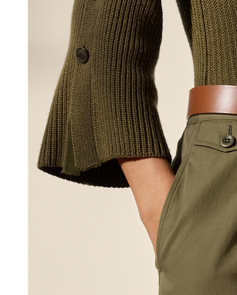 Traditionally tailored with crisp pleats and waist darts, the mid-rise Gordon trouser is carefully woven with 100% cotton trench – a compact yet supple fabrication that strikes the perfect balance between structure and a soft, lightweight hand feel. A classic rendition of the chino trouser, this style is designed with menswear-inspired pocketing and a straight-leg fit.