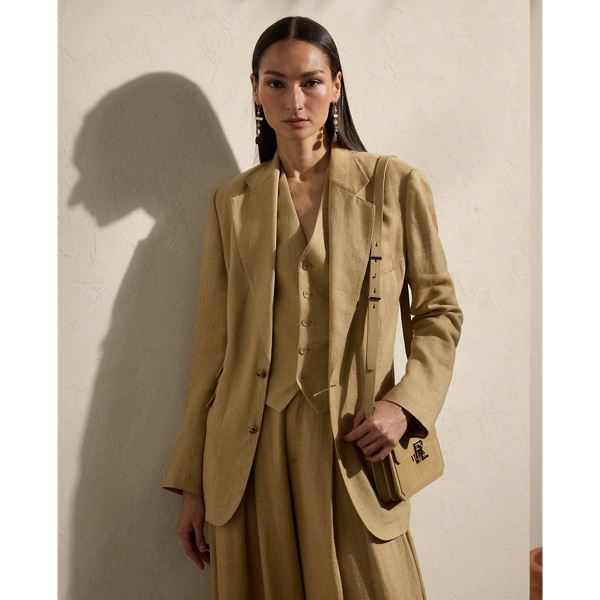 Crafted with a luxurious blend of silk and linen – which is custom-woven in a beautiful twill structure for a rustic yet soft hand feel – the Russell jacket draws inspiration from menswear with a two-button closure, a straight fit and a structured shoulder. Genuine horn buttons complete the look.