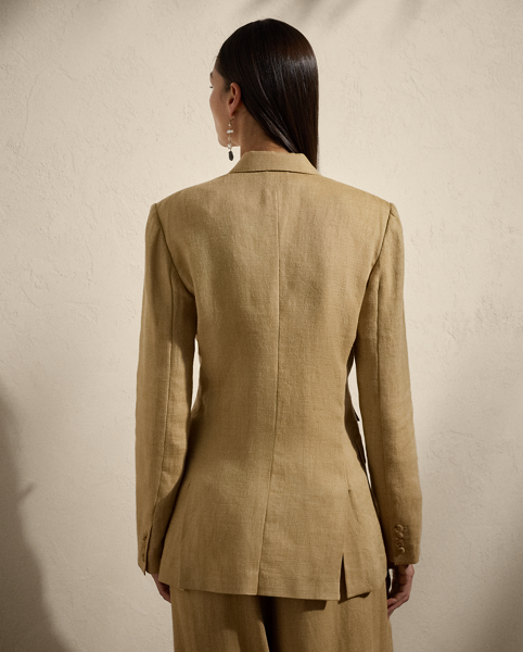 Crafted with a luxurious blend of silk and linen – which is custom-woven in a beautiful twill structure for a rustic yet soft hand feel – the Russell jacket draws inspiration from menswear with a two-button closure, a straight fit and a structured shoulder. Genuine horn buttons complete the look.