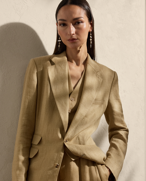 Crafted with a luxurious blend of silk and linen – which is custom-woven in a beautiful twill structure for a rustic yet soft hand feel – the Russell jacket draws inspiration from menswear with a two-button closure, a straight fit and a structured shoulder. Genuine horn buttons complete the look.