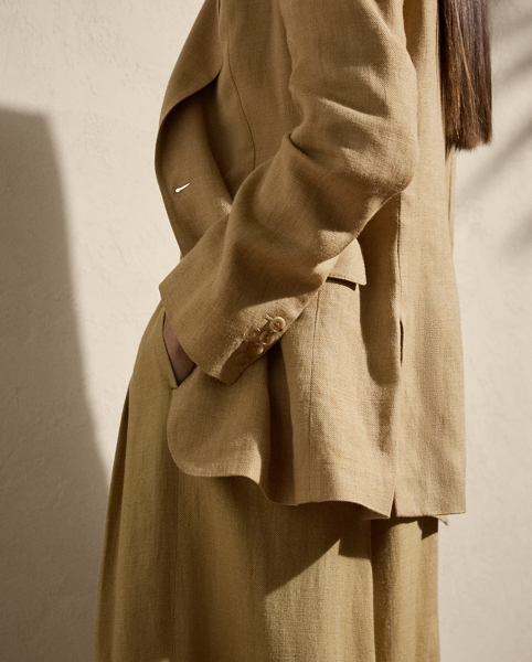 Crafted with a luxurious blend of silk and linen – which is custom-woven in a beautiful twill structure for a rustic yet soft hand feel – the Russell jacket draws inspiration from menswear with a two-button closure, a straight fit and a structured shoulder. Genuine horn buttons complete the look.