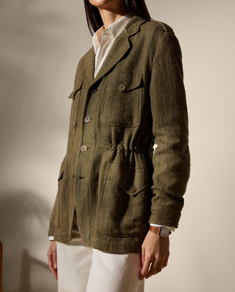 Celebrating the spirit of utility, the Schmitt jacket is designed with a bevy of considered details, including buttoned shoulder epaulets, patch pockets on the chest and waist and an interior drawcord. This Italian-made style is crafted in the season’s tonal herringbone tweed – a fabric made with a blend of mulberry silk, tussah silk and linen selected for its luxurious hand feel.