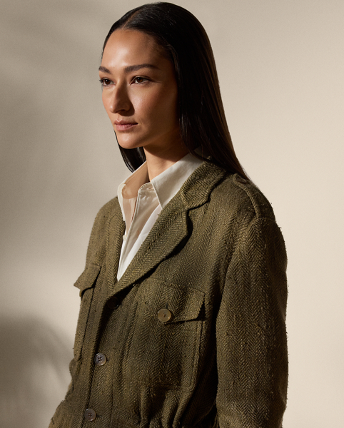 Celebrating the spirit of utility, the Schmitt jacket is designed with a bevy of considered details, including buttoned shoulder epaulets, patch pockets on the chest and waist and an interior drawcord. This Italian-made style is crafted in the season’s tonal herringbone tweed – a fabric made with a blend of mulberry silk, tussah silk and linen selected for its luxurious hand feel.