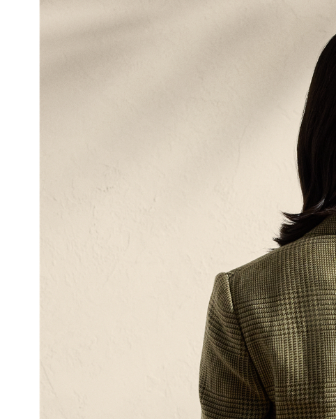 Inspired by menswear, the Richie jacket is designed with peak lapels, a double-breasted closure and flapped pockets. Cotton-and-linen tweed with a yarn-dyed Glen plaid pattern offers a timeless, versatile look.