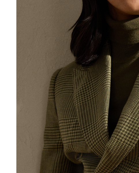 Inspired by menswear, the Richie jacket is designed with peak lapels, a double-breasted closure and flapped pockets. Cotton-and-linen tweed with a yarn-dyed Glen plaid pattern offers a timeless, versatile look.