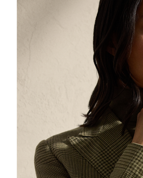 Inspired by menswear, the Richie jacket is designed with peak lapels, a double-breasted closure and flapped pockets. Cotton-and-linen tweed with a yarn-dyed Glen plaid pattern offers a timeless, versatile look.