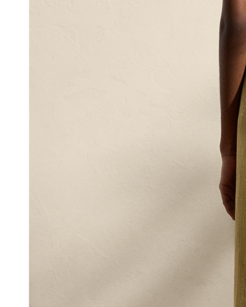 Traditionally tailored with leg creases and waist darts, the Dean trouser is fitted through the waist and hip with a slightly wider leg. This version is crafted from a luxurious blend of silk and linen, which is custom-woven in a beautiful twill structure for a rustic yet soft hand feel.