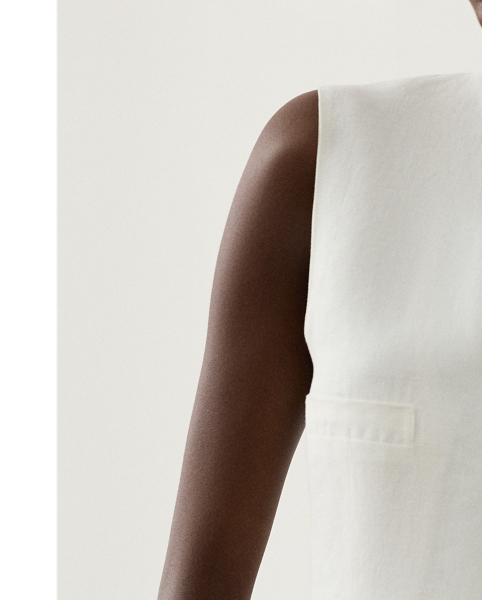 The menswear-inspired Jaiden is carefully crafted from rustic-yet-chic linen in a classic construction for season-spanning wear. Cut for a slim fit, this waistcoat is tailored with welt pockets, slimming waist darts and an adjustable back belt.