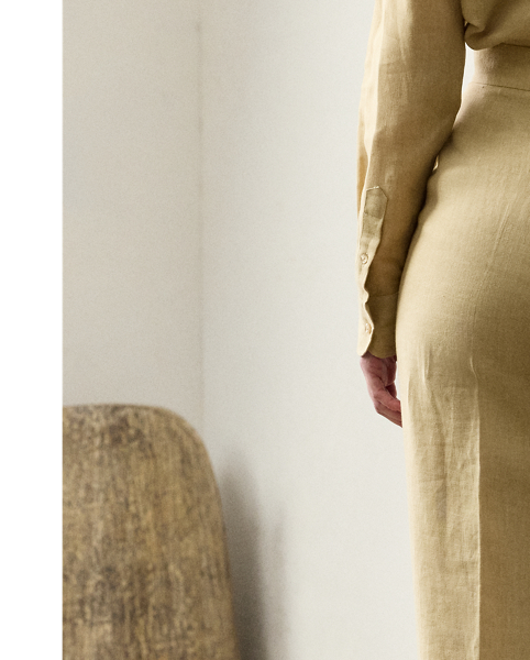 Traditionally tailored with leg creases and waist darts, the Dean trouser is fitted through the waist and hip with a slightly wider leg. This version is crafted with rustic-yet-chic linen in a classic construction for season-spanning wear.