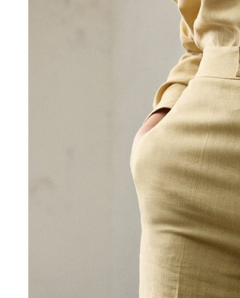 Traditionally tailored with leg creases and waist darts, the Dean trouser is fitted through the waist and hip with a slightly wider leg. This version is crafted with rustic-yet-chic linen in a classic construction for season-spanning wear.