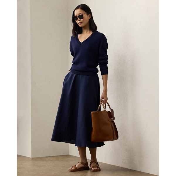 Originating in Autumn 2020, this season's iteration of the Erica skirt is rendered in rustic-yet-chic linen in a classic construction for season-spanning wear and finished with side on-seam pockets.