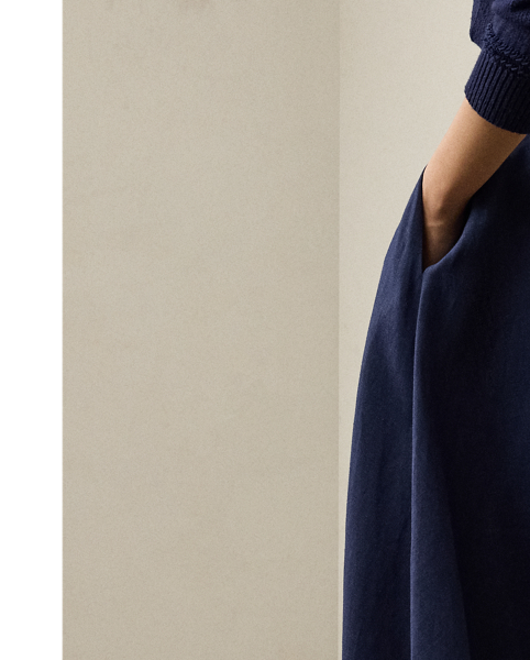 Originating in Autumn 2020, this season's iteration of the Erica skirt is rendered in rustic-yet-chic linen in a classic construction for season-spanning wear and finished with side on-seam pockets.