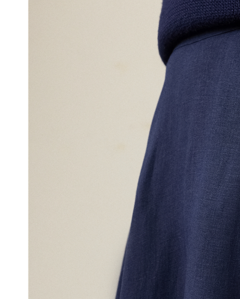 Originating in Autumn 2020, this season's iteration of the Erica skirt is rendered in rustic-yet-chic linen in a classic construction for season-spanning wear and finished with side on-seam pockets.