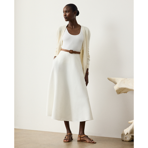 Originating in Autumn 2020, this season's iteration of the Erica skirt is rendered in rustic-yet-chic linen in a classic construction for season-spanning wear and finished with side on-seam pockets.