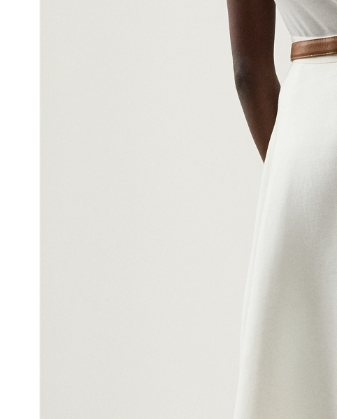 Originating in Autumn 2020, this season's iteration of the Erica skirt is rendered in rustic-yet-chic linen in a classic construction for season-spanning wear and finished with side on-seam pockets.