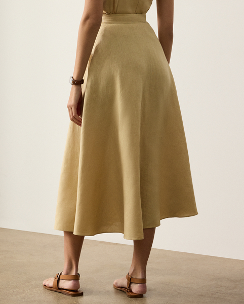 Originating in Autumn 2020, this season's iteration of the Erica skirt is rendered in rustic-yet-chic linen in a classic construction for season-spanning wear and finished with side on-seam pockets.