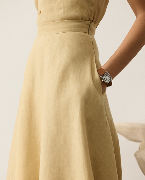 Originating in Autumn 2020, this season's iteration of the Erica skirt is rendered in rustic-yet-chic linen in a classic construction for season-spanning wear and finished with side on-seam pockets.