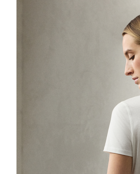 Capturing the relaxed sophistication that defines summer in the Hamptons, Spring 2025 Collection's blue-and-white colour palette nods to the interplay between sky and sea, which is brought to life here in the season's Polo Bear tee. Donning an outfit informed by Mr Lauren's penchant for Western style, a master embroiderer created the Hamptons Spring Polo Bear from highly considered materials, including rustic lamb suede for the season's Western-inspired Rennie jacket, silk jersey for the striped tee, cotton broadcloth for the shirt, washed linen-blend canvas for the trousers, double silk georgette for the bandanna, dry-cleanable lamb suede for the cowboy boots and cowboy hat, and metallic thread for  Ralph Lauren Lauren Collection's signature Rodeo-Buckle belt. This T-shirt is crafted with cotton jersey and finished with " Ralph Lauren Lauren" script embroidery.