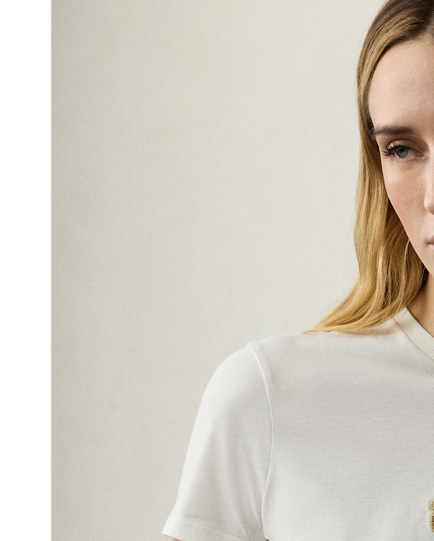 Capturing the relaxed sophistication that defines summer in the Hamptons, Spring 2025 Collection's blue-and-white colour palette nods to the interplay between sky and sea, which is brought to life here in the season's Polo Bear tee. Donning an outfit informed by Mr Lauren's penchant for Western style, a master embroiderer created the Hamptons Spring Polo Bear from highly considered materials, including rustic lamb suede for the season's Western-inspired Rennie jacket, silk jersey for the striped tee, cotton broadcloth for the shirt, washed linen-blend canvas for the trousers, double silk georgette for the bandanna, dry-cleanable lamb suede for the cowboy boots and cowboy hat, and metallic thread for  Ralph Lauren Lauren Collection's signature Rodeo-Buckle belt. This T-shirt is crafted with cotton jersey and finished with " Ralph Lauren Lauren" script embroidery.