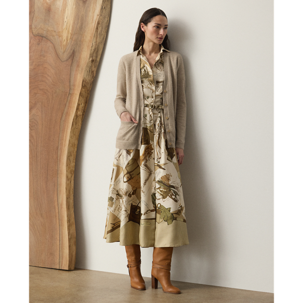 A  Ralph Lauren Lauren wardrobe essential, the cardigan jumper is updated for the Pre-Autumn 2025 season with a cashmere blend spun in a jersey stitch, enhancing the beauty of the yarn itself. This Italian-made version is distinguished by a printed lining showcasing the season's diary-inspired pattern – a beautiful collection of motifs depicting various  Ralph Lauren Lauren sketches and accessories in a versatile, neutral palette. Genuine mother-of-pearl buttons engraved with " Ralph Lauren Lauren" complete the look.