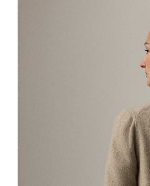 A  Ralph Lauren Lauren wardrobe essential, the cardigan jumper is updated for the Pre-Autumn 2025 season with a cashmere blend spun in a jersey stitch, enhancing the beauty of the yarn itself. This Italian-made version is distinguished by a printed lining showcasing the season's diary-inspired pattern – a beautiful collection of motifs depicting various  Ralph Lauren Lauren sketches and accessories in a versatile, neutral palette. Genuine mother-of-pearl buttons engraved with " Ralph Lauren Lauren" complete the look.